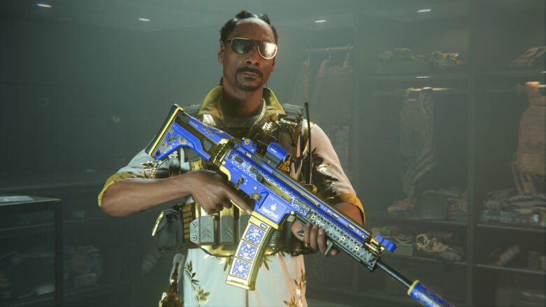 Uma recriação no jogo de Snoop Dogg em uma camisa branca com estampa floral dourada e um rifle azul com gravuras douradas de plantas de maconha e seu nome