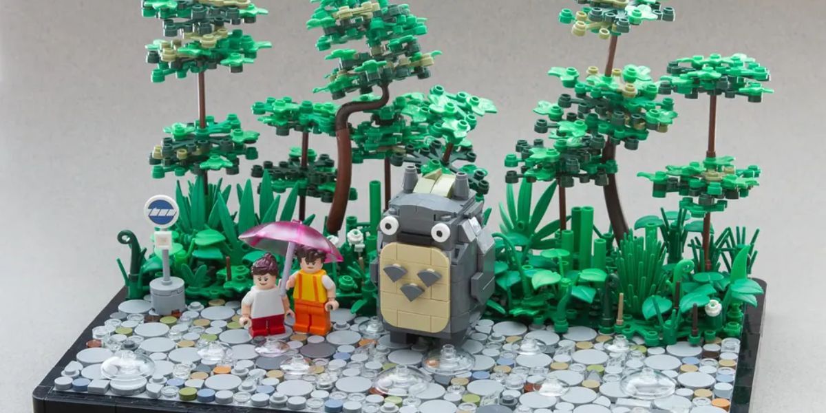 Versão LEGO do Totoro e duas garotas esperando o ônibus na chuva em Meu vizinho Totoro