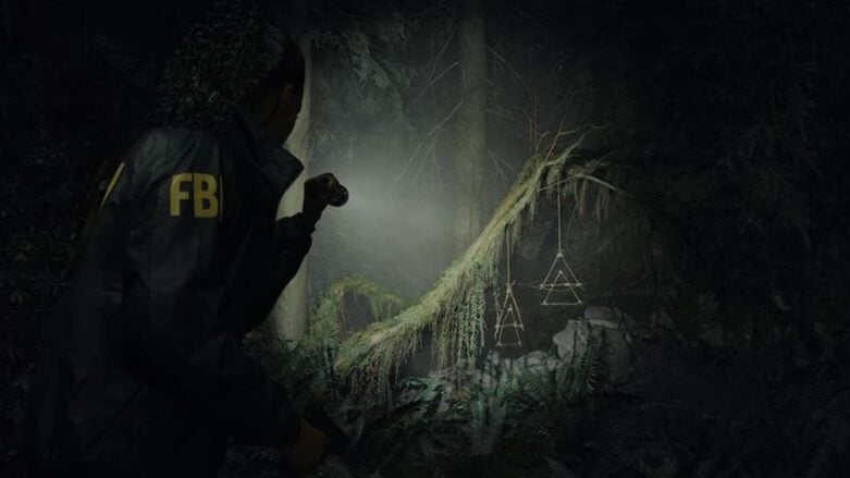 Alan Wake 2 Agente do FBI olhando para enfeites triangulares