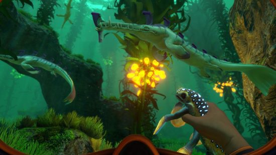 jogos oceânicos Subnautica: uma pequena criatura segura na mão