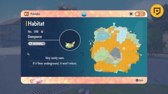 Evolução Dunsparce: Uma captura de tela do mapa de localização Dunsparce em Pokémon Violet com um fundo tipo Fire Tera nas bordas.  Isto mostra que Dunsparce pode ser encontrado em muitas áreas de Paldea, mas também afirma que é “raramente visto”.  No canto superior direito há um círculo de manga com um logotipo PT cinza