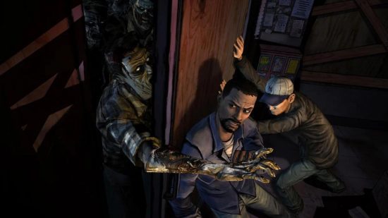 Jogos como Detroit Become Human: dois homens segurando uma porta contra zumbis em The Walking Dead