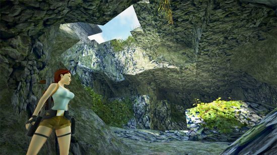 Lara Croft em uma tumba na floresta olhando para uma rachadura no telhado com o sol entrando