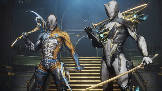 Entrevista Warframe Mobile: Dois warframes posando com armas perto de uma escada