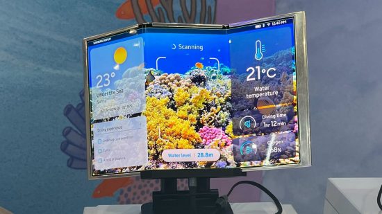 Imagem personalizada do conceito Samsung Flex S com três telas