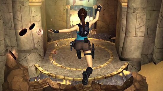 Lara Croft saltando por uma abertura em um templo até um artefato no jogo Tomb Raider Lara Croft Relic Run