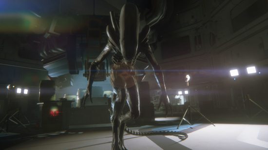 Captura de tela de um Xenomorfo se aproximando do jogador em Alien Isolation para obter o melhor guia de jogos de ficção científica