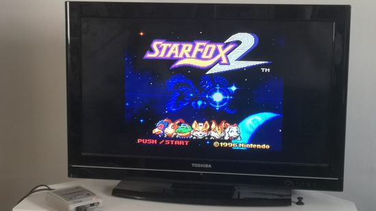 Imagem de análise do Super NES Classic Edition mostrando-o rodando Star Fox 2.