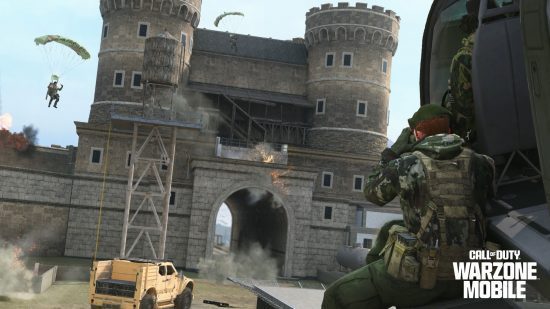 Imagem promocional oficial de Call of Duty: Warzone Mobile entrevista com Chris Plummer mostrando operadores invadindo um forte semelhante a um castelo