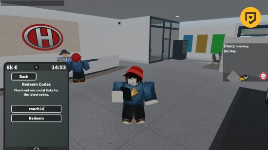 Códigos de emergência de Hamburgo: uma captura de tela do avatar Roblox de Daz parado na concessionária olhando para o telefone.  Um smartphone digital está no canto esquerdo mostrando uma tela de resgate de códigos.  O logótipo PT encontra-se num círculo no canto superior direito.