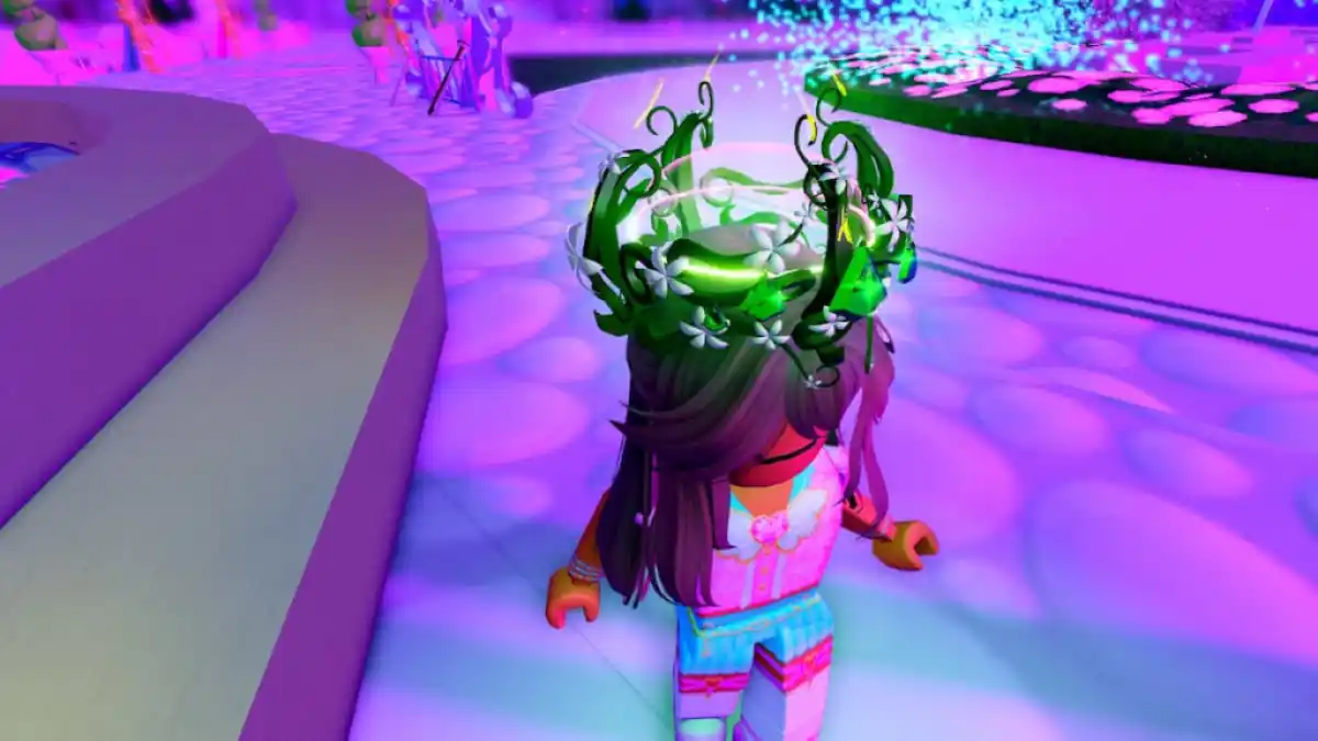 Uma pessoa usando o halo florido 2024 em Roblox Royale High