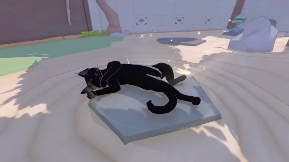 Captura de tela do trailer oficial da data de lançamento de Little Kitty, Big City.  Um gato preto está deitado de costas em um local à sombra.  Há manchas de sol no chão e brilhos indicam a felicidade do gato.