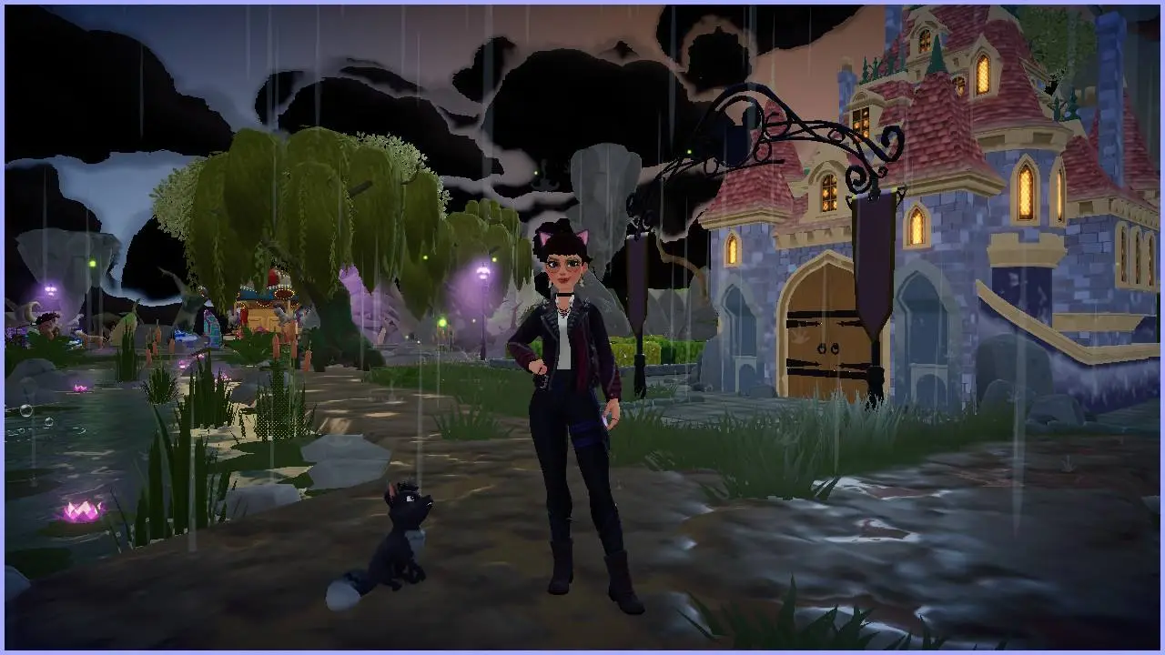 Um avatar feminino do Disney Dreamlight Valley está todo vestido de preto, vestindo um par de orelhas de gato pretas e uma camisa branca.  Eles estão na chuva com nuvens negras acima deles em uma cena pantanosa, com uma raposa negra olhando para eles do chão.