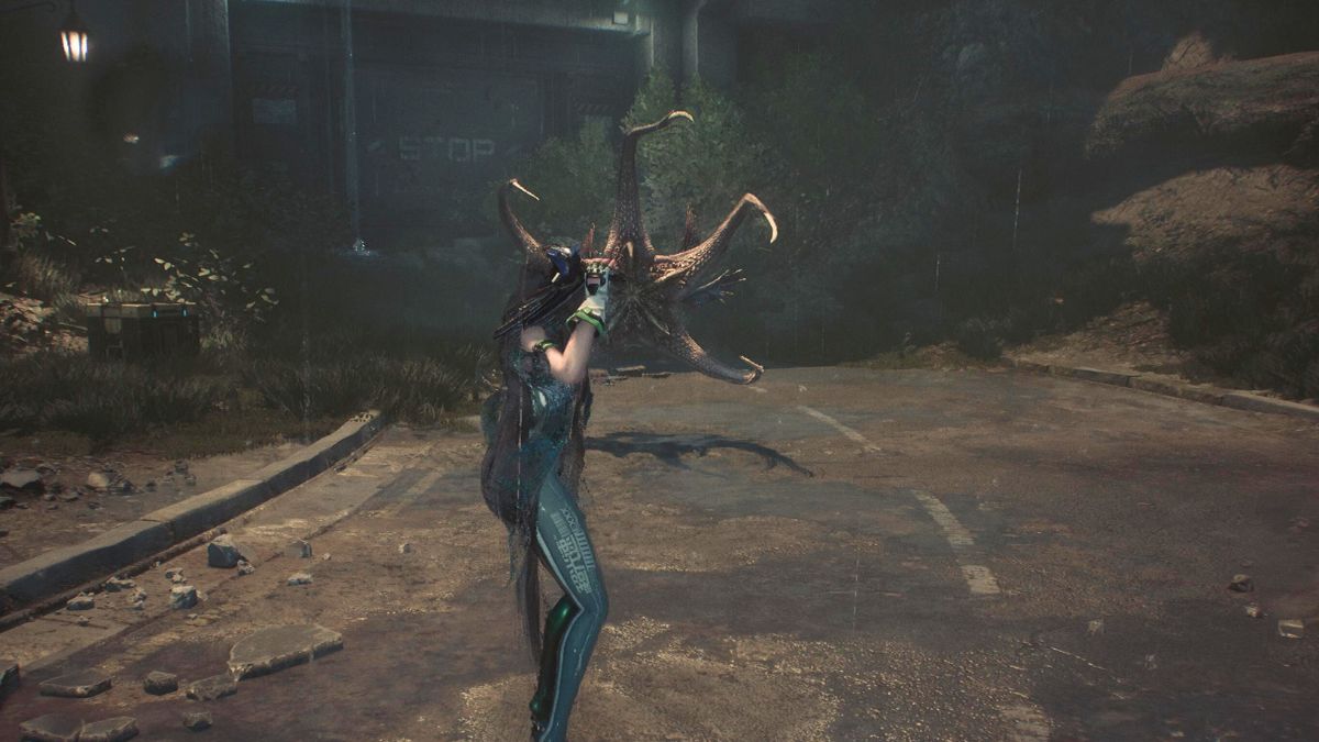 Eve lutando contra uma Hydra Naytiba em Stellar Blade