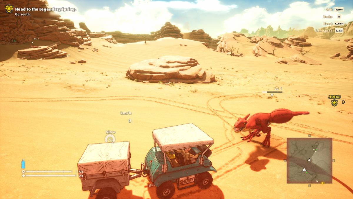 Uma captura de tela do jogo Sand Land mostrando o veículo do jogador voltado para um pequeno raptor vermelho.  O raptor está no nível 1.