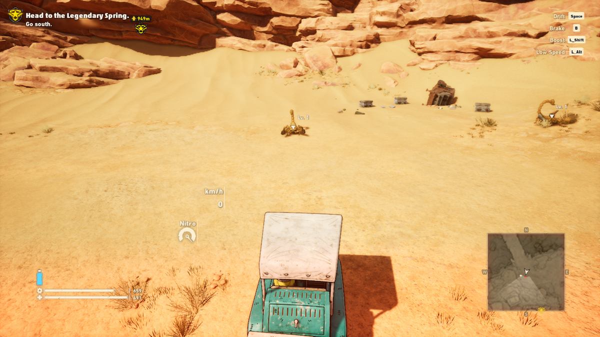 Uma captura de tela do jogo Sand Land mostrando o veículo do jogador enfrentando um pequeno escorpião amarelo sentado à distância.  O escorpião está com o rabo levantado para se defender.