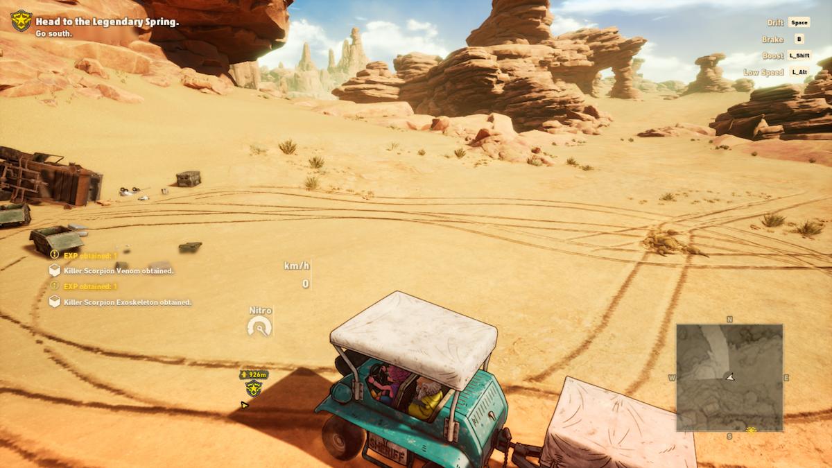 O veículo de Rao dirigindo pela Sand Land.  Existem várias formações rochosas ao longe.  À esquerda, há notificações informando ao jogador que ele coletou o Veneno do Escorpião Assassino e um Exoesqueleto do Escorpião Assassino.