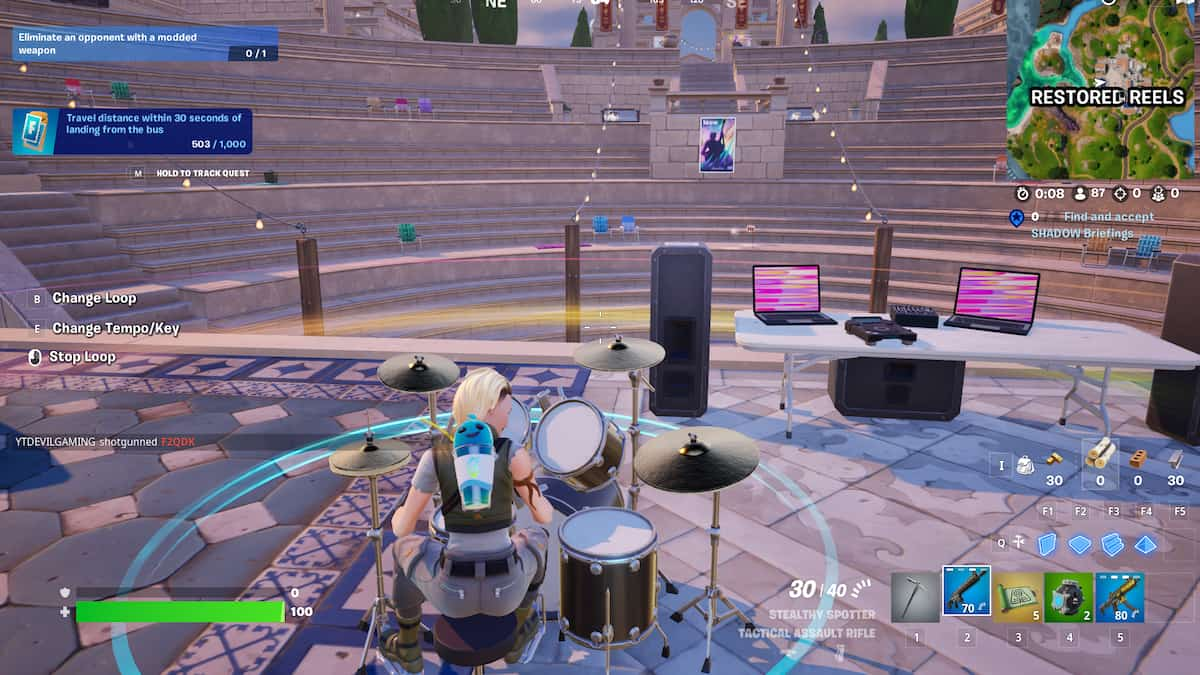 Tocando bateria no Palco de Concerto em Fortnite