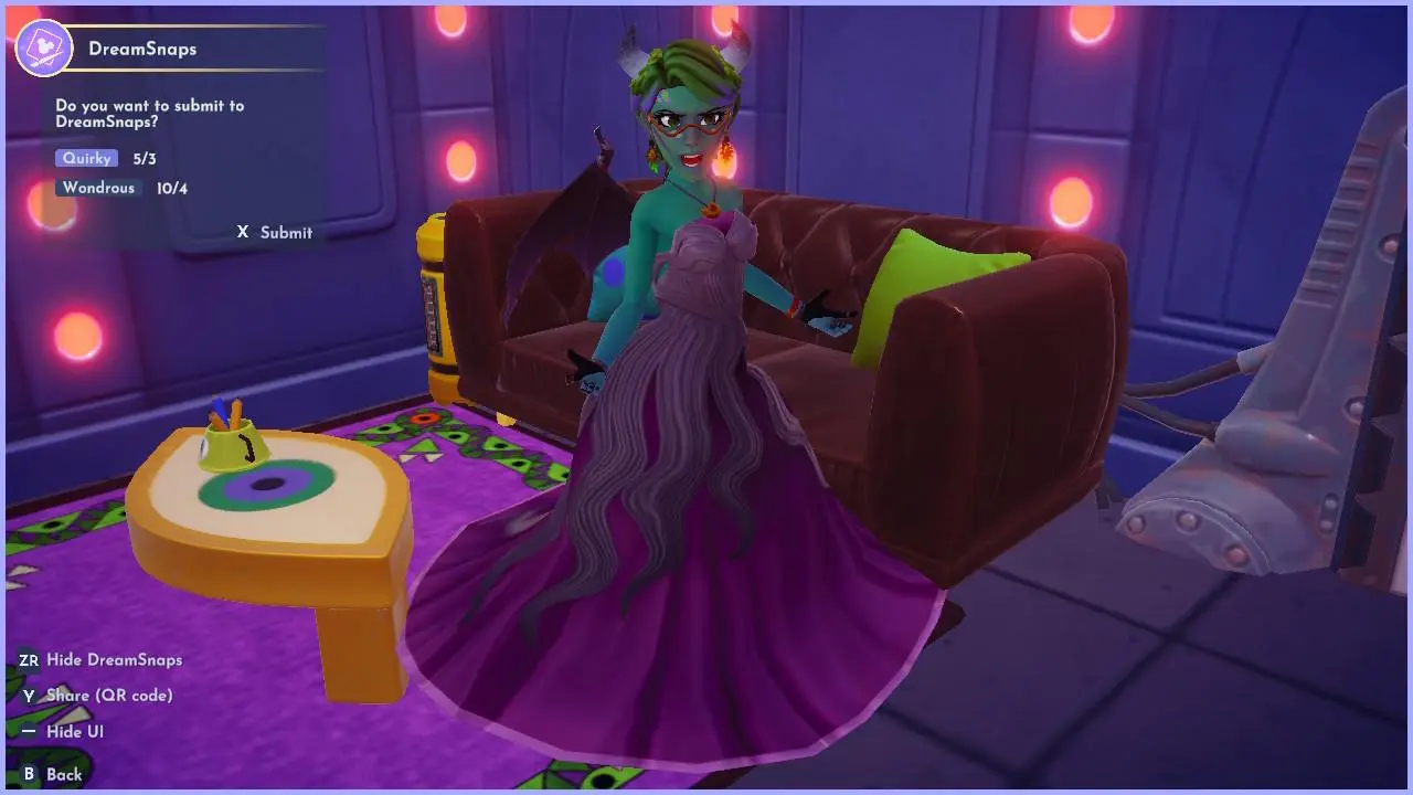 Um avatar feminino do Disney Dreamlight Valley, vestido para o desafio Monster-sona.  Eles têm chifres, pele azul-petróleo, cabelos verdes e roxos e usam um vestido roxo de bruxa do mar com detalhes de tentáculos.  Eles estão em uma pose que os faz parecer vilões, com os braços dobrados e as mãos em forma de garras.