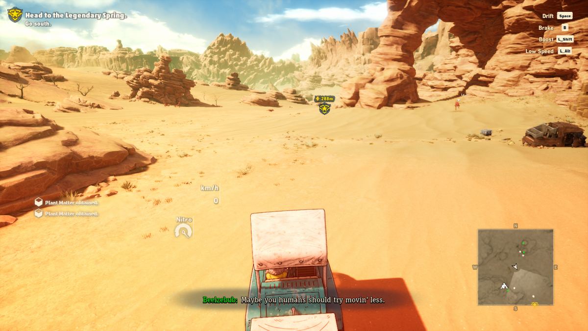 Uma captura de tela do jogo Sand Land mostrando o jogador dirigindo por terrenos baldios em seu veículo.  A legenda mostra Beelzubee dizendo "Talvez vocês, humanos, devessem tentar se mover menos."