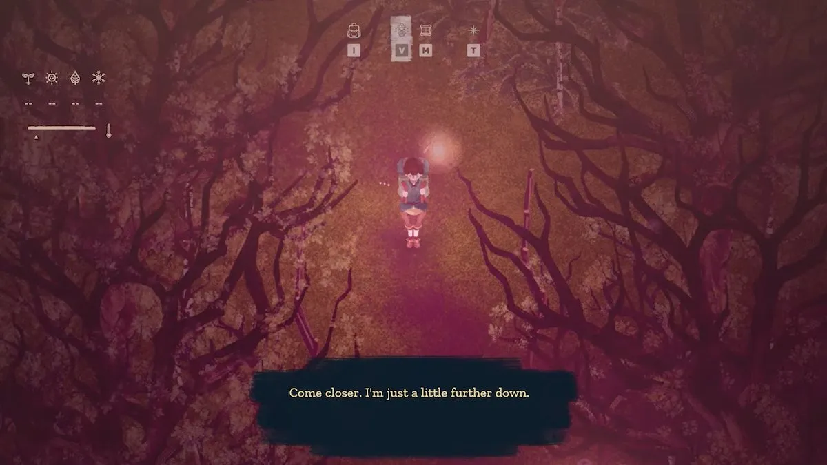 Uma captura de tela da jogabilidade de The Garden Path, enviada pelo desenvolvedor cenoura.  Mostra uma figura apresentando-se com uma mochila e uma lanterna parada no caminho entre algumas árvores de uma floresta.  O texto diz "Aproxima-te.  Estou um pouco mais abaixo."