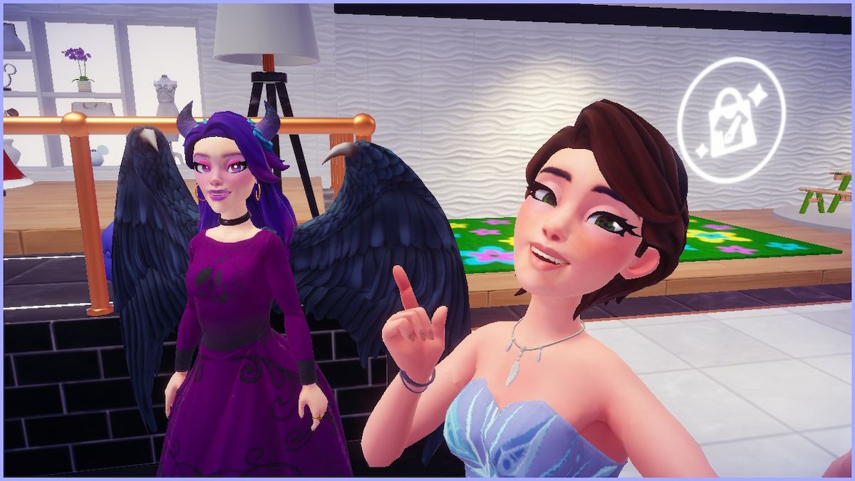 Dois avatares femininos do Disney Dreamlight Valley tiram uma selfie juntos.  O da esquerda tem cabelo roxo, asas escuras e um vestido roxo.  A da direita tem um vestido roxo claro.