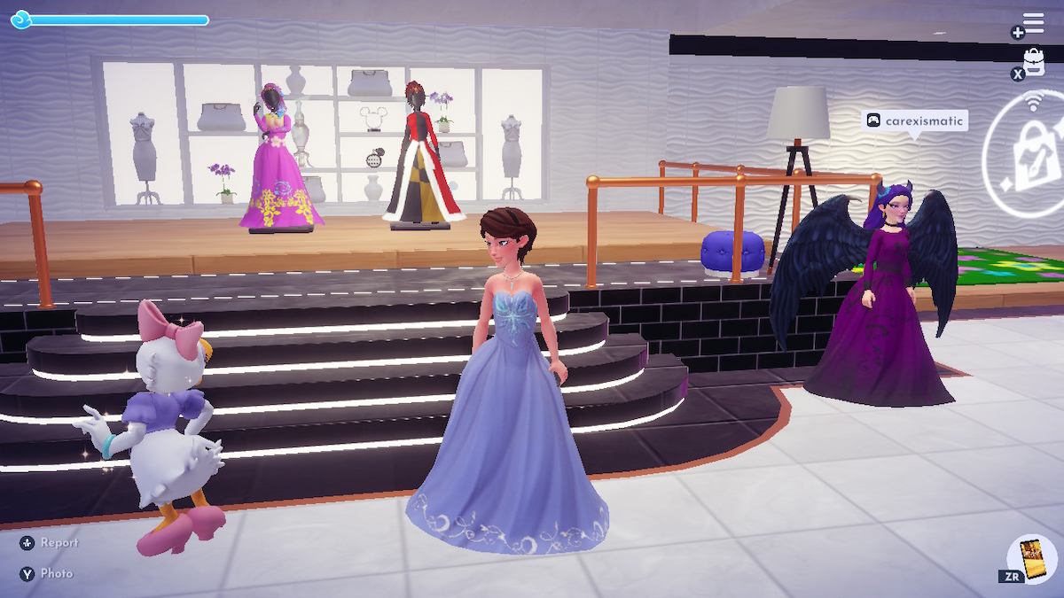 Um avatar feminino do Disney Dreamlight Valley fica em frente à Área de Desafio na Boutique de outro jogador.  Daisy está à esquerda, com o dono do vale à direita usando um vestido roxo.