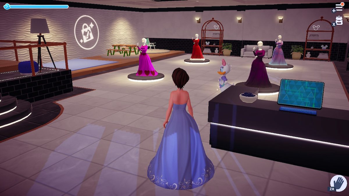 Um avatar feminino do Disney Dreamlight Valley fica em frente aos designs de outro jogador na Daisy's Boutique.