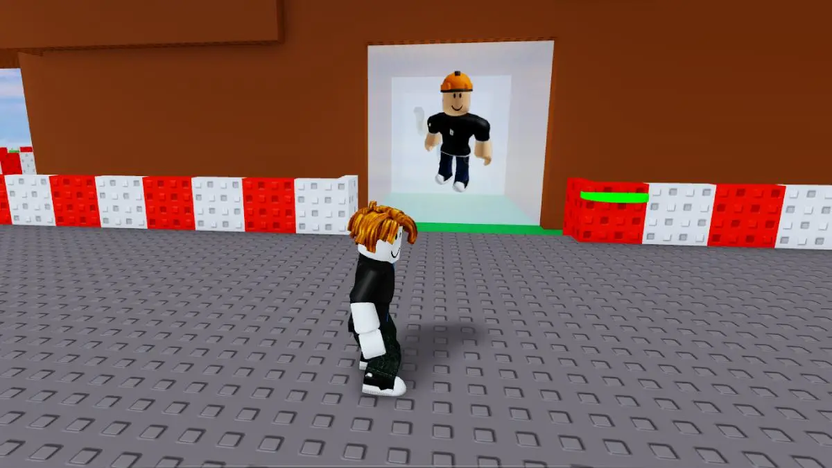 Uma barreira com a imagem do personagem Roblox gravada nela