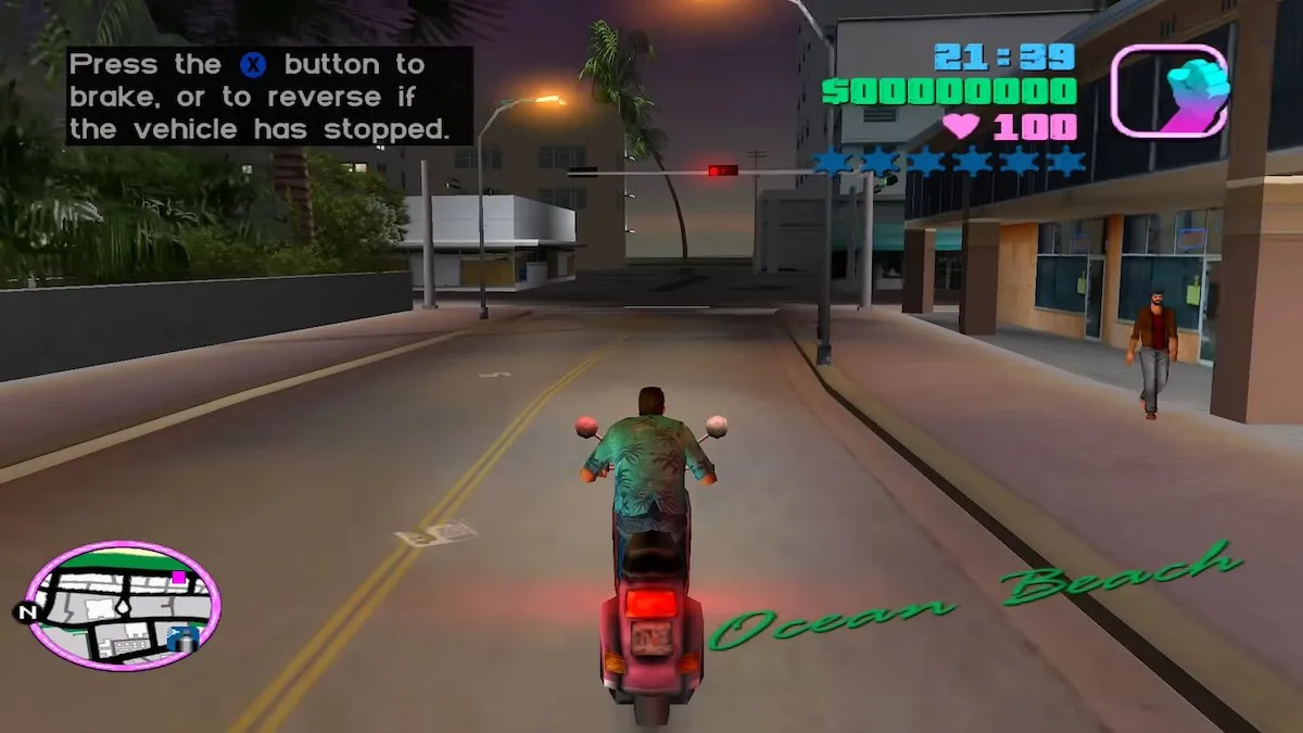 Tommy andando por uma estrada em Ocean Beach em GTA: Vice City. 