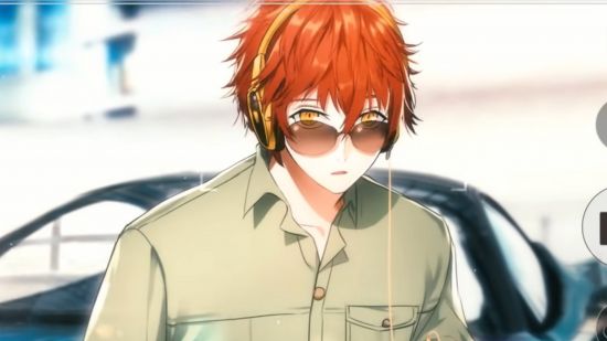 707 do Mystic Messenger no vídeo de abertura vestindo uma camisa cáqui e óculos escuros