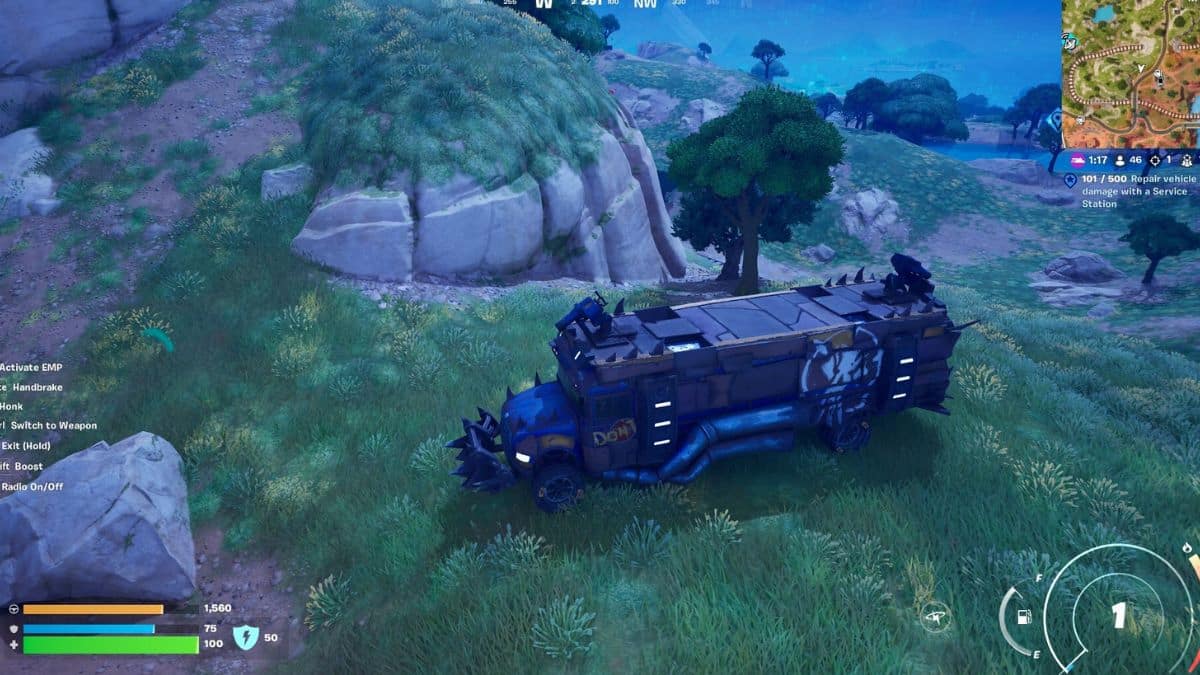 Jogador dirigindo veículo Fortnite War Bus 