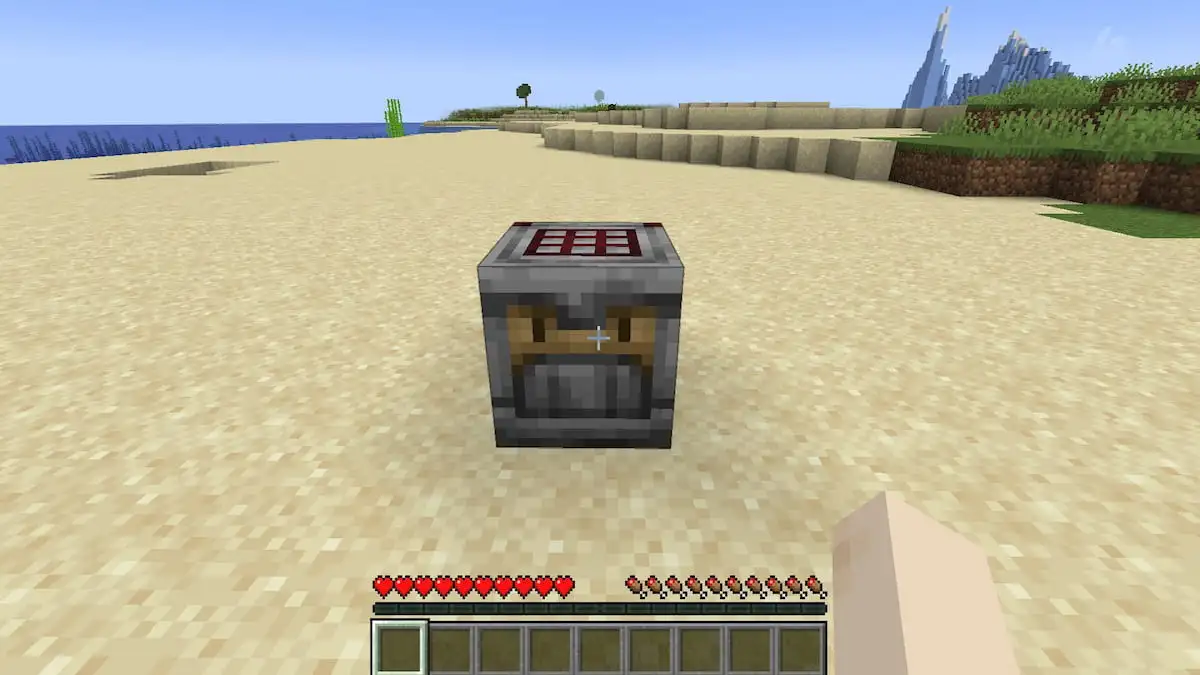 Um bloco Crafter colocado em uma praia no Minecraft