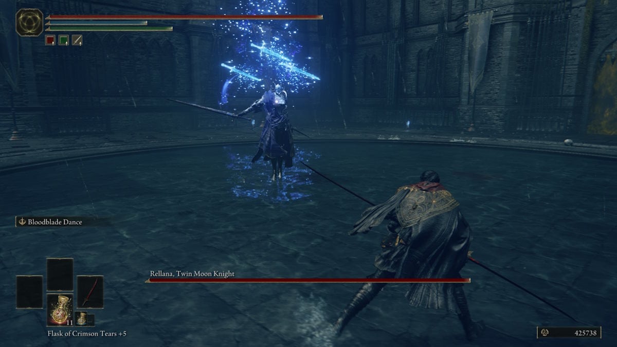 Lutando contra Rellana no DLC de Elden Ring.