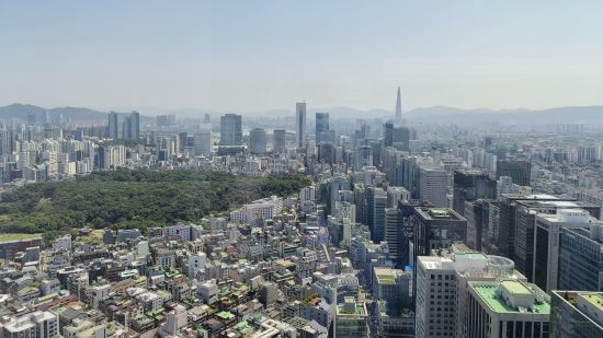 Câmera tecno camon 30 premier usada para uma foto do horizonte da cidade de Seul