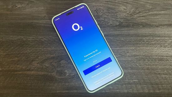 Imagem personalizada para análise da rede O2 com um Honor Magic6 Pro capturada na tela de login do O2