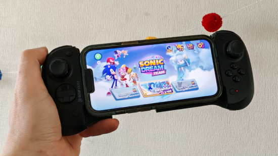 Imagem personalizada para análise do Scuf Nomad mostrando o Sonic Dream Team em um iPhone na tela