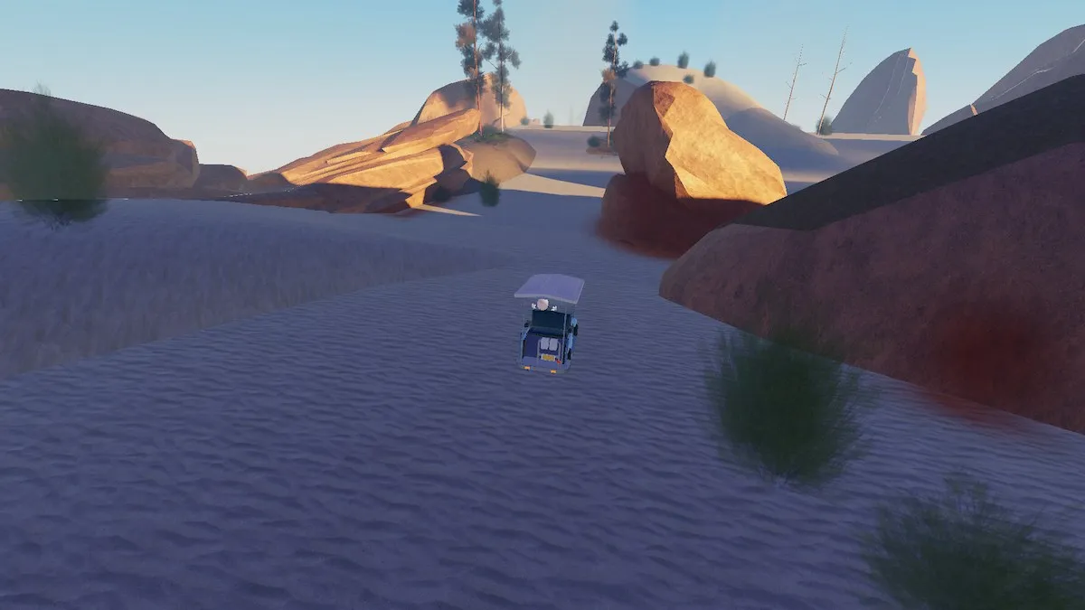 Dirigindo um carrinho de golfe descendo uma colina arenosa em Roblox Drive Cars Down a Hill.