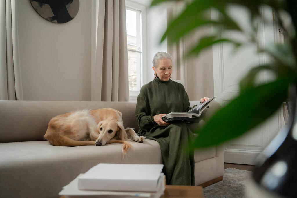 Senhora que cuida de animais de estimação