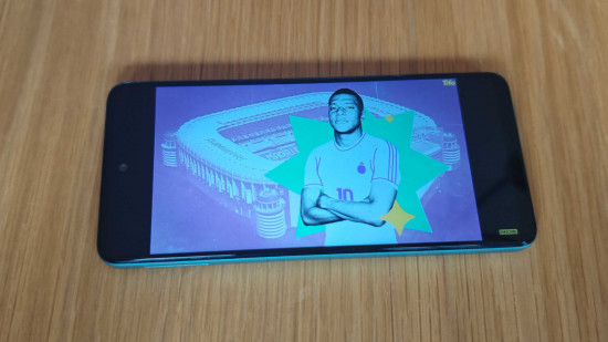 Imagem personalizada para análise do HMD Pulse Pro mostrando o telefone no canal do Tifo no YouTube com uma foto do jogador de futebol Mbappe