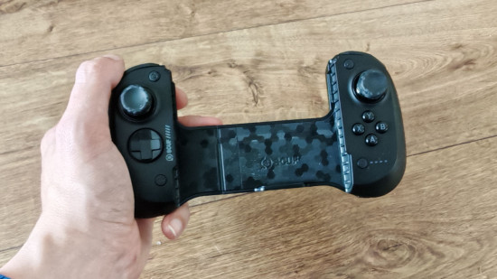 Imagem personalizada para análise do Scuf Nomad mostrando o controle vazio na mão