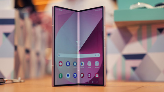 Imagem personalizada para o lançamento do Samsung Galaxy Z Fold 6 mostrando o telefone meio aberto e em pé