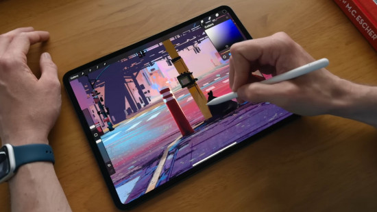 Imagem para iPhone 16 cinco coisas que queremos ver recurso mostrando alguém usando um Apple Pencil em um iPad 