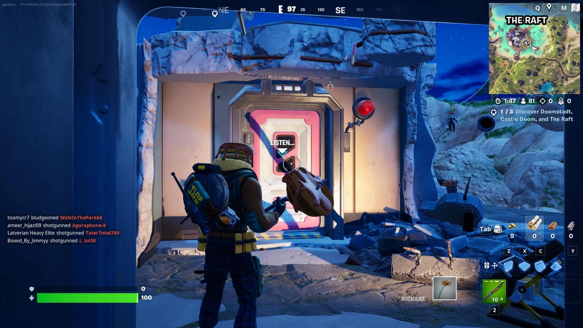 Jogador de Fortnite em pé em frente a uma porta fechada