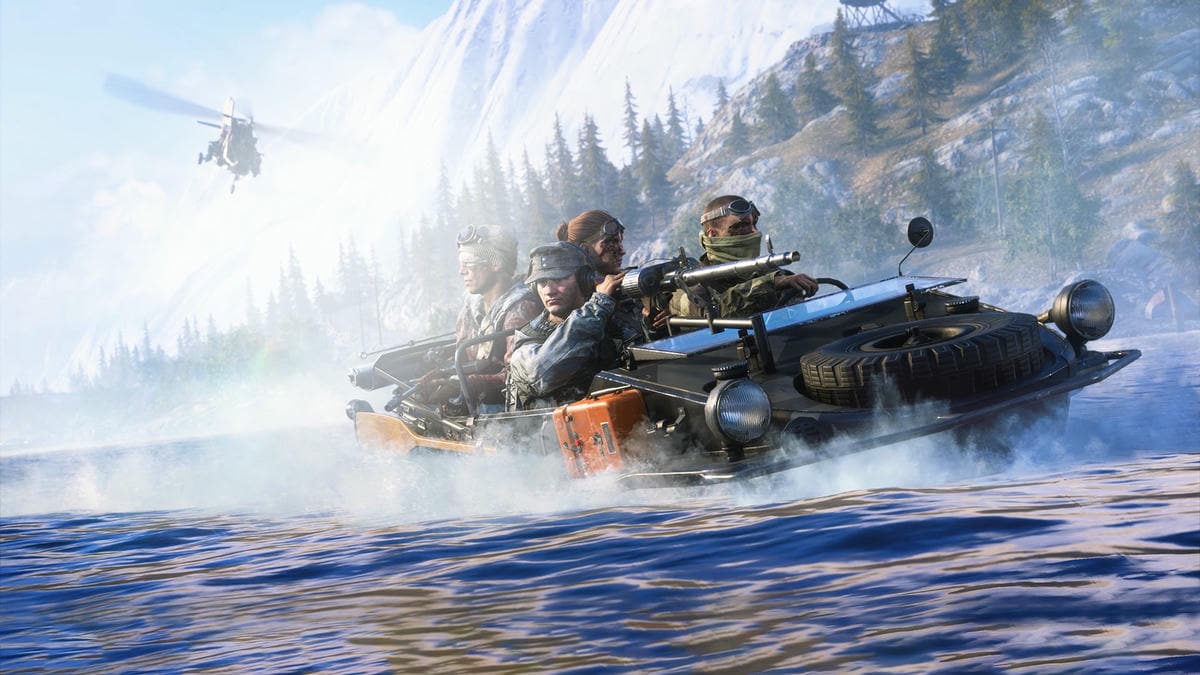 Operadores do Battlefield V Firestorm dirigindo um barco