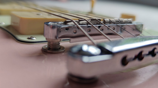 Análise do Nubia Z60S Pro: Imagem de uma guitarra rosa.