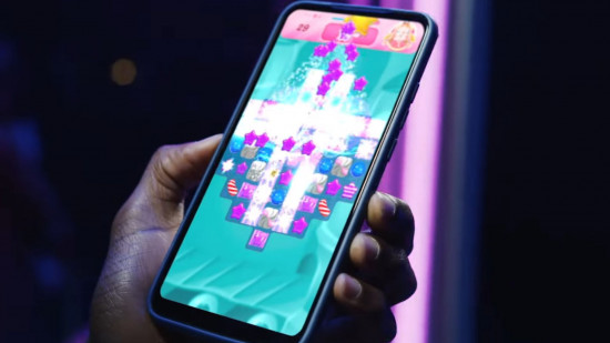 Captura de tela da entrevista do Candy Crush com alguém jogando o jogo em um comercial oficial