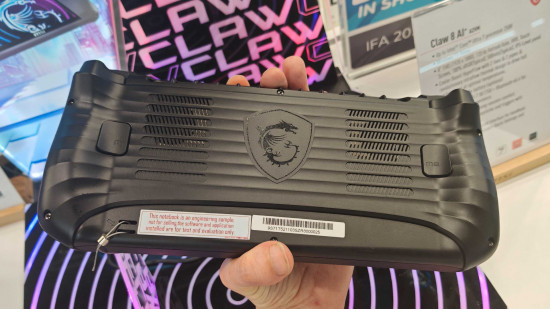 Imagem personalizada do MSI Claw 8 AI+ hands-on mostrando a parte de trás do console