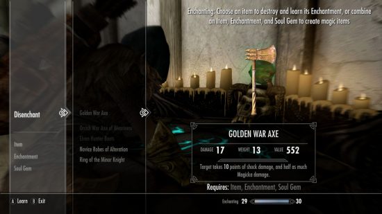 Menu encantador de Skyrim mostrando um Machado de Guerra Dourado com vários outros itens de menu espalhados.