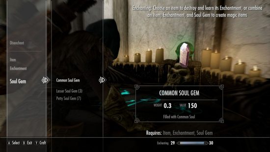 Menu encantador de Skyrim mostrando uma Gema de Alma Comum com vários outros itens de menu espalhados.